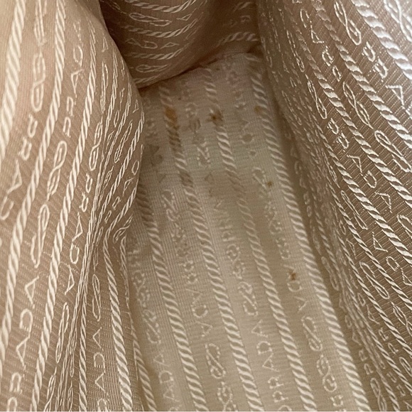 Prada 90s beige Spazzolato leather embossed logo shoulder tote bag - Picture 9 of 14